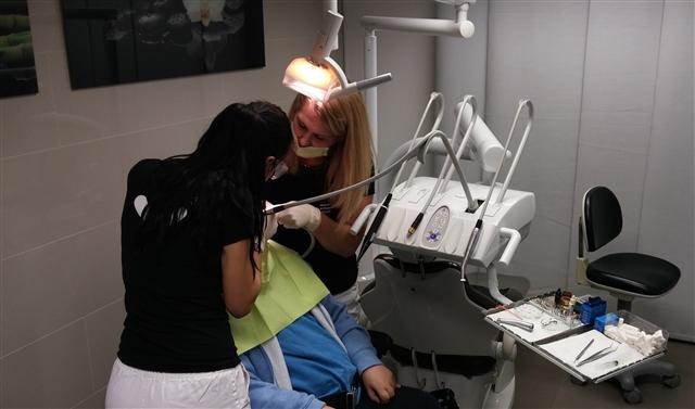 Zahvaljujući inicijativi nevladinog sektora i entuzijazmu ljekara: Osobe s posebnim potrebama zube mogu popravljati u SKB-u