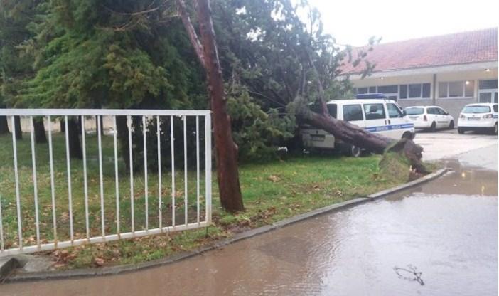 Olujni udari vjetra u Trebinju dostizali brzinu od 90 kilometara na sat