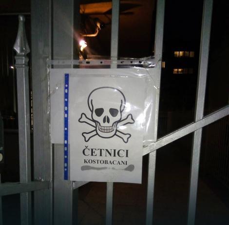 Plakat s mrtvačkom glavom na Ambasadi Srbije u Sarajevu