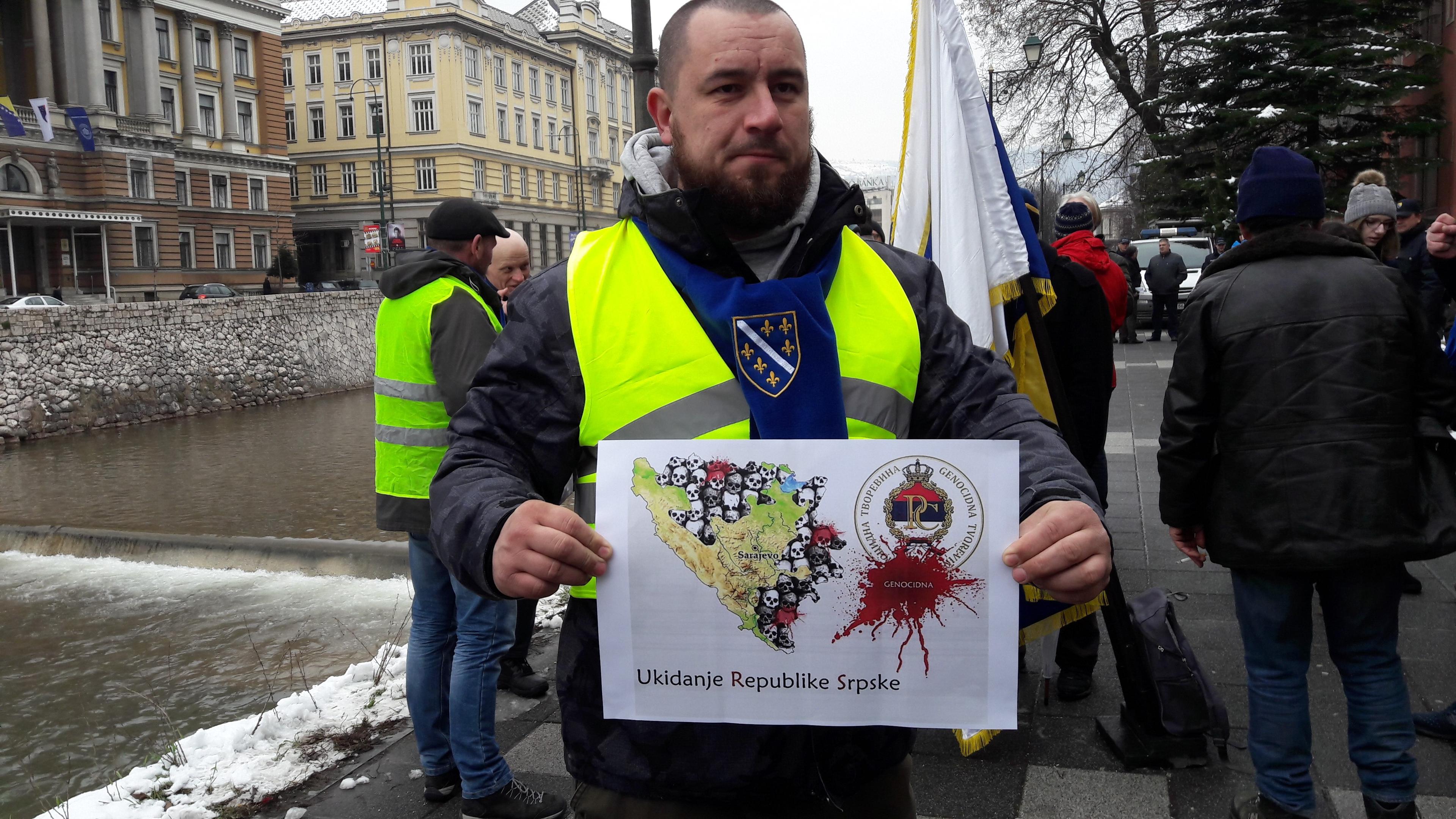 Protest ispred Ambasade Srbije: Građani Sarajeva pozvali Vučića da prizna genocid