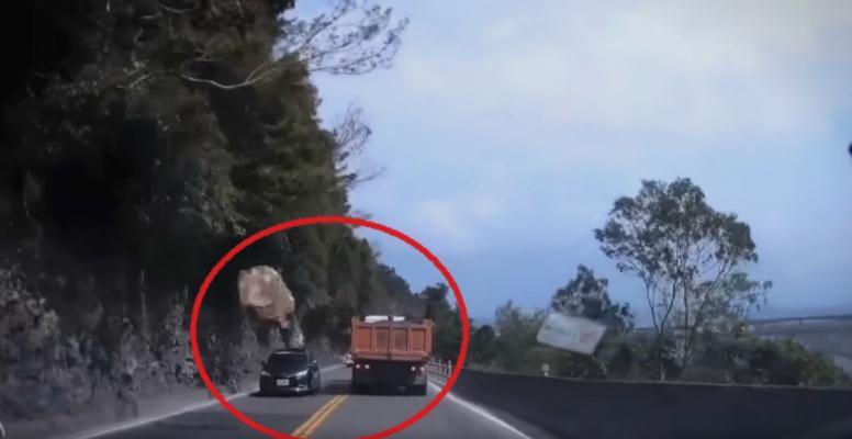 Sreća: Ogromna stijena pala na cestu i za dlaku promašila vozače
