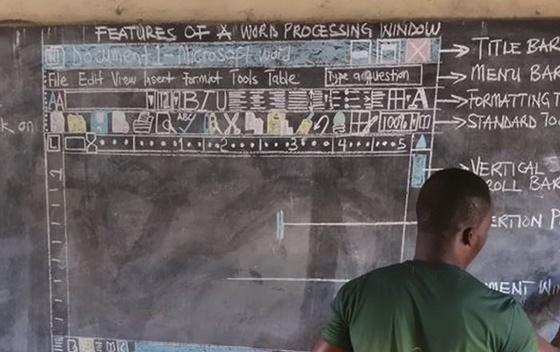 Nastavnik iz Gane bez kompjutera objašnjava đacima šta je Word dokument