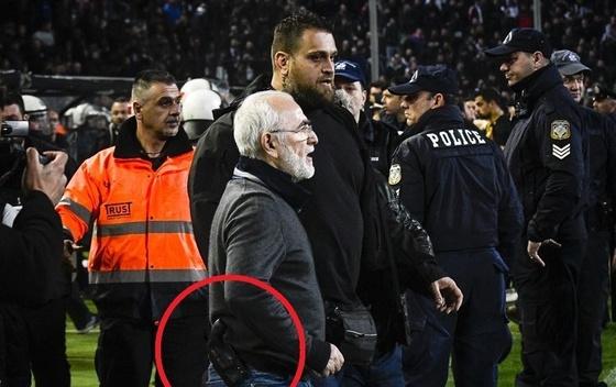 Navijači PAOK-a opet prekinuli derbi: Predsjednik naoružan na terenu