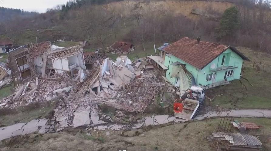 Hrvatska: Snimak iz zraka, klizište odnijelo kuće kao u filmu