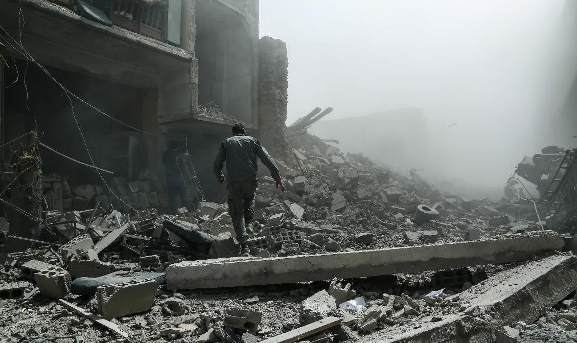 Najmanje 90 osoba poginulo u zračnim napadima u Siriji
