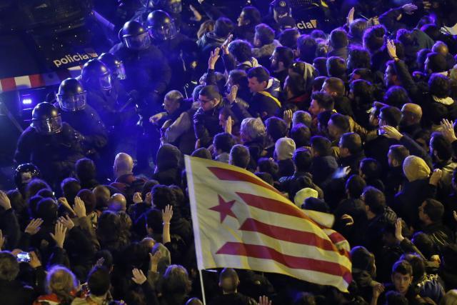 Sukobi u Kataloniji: Povrijeđeno više osoba, zapaljene slike kralja Španije