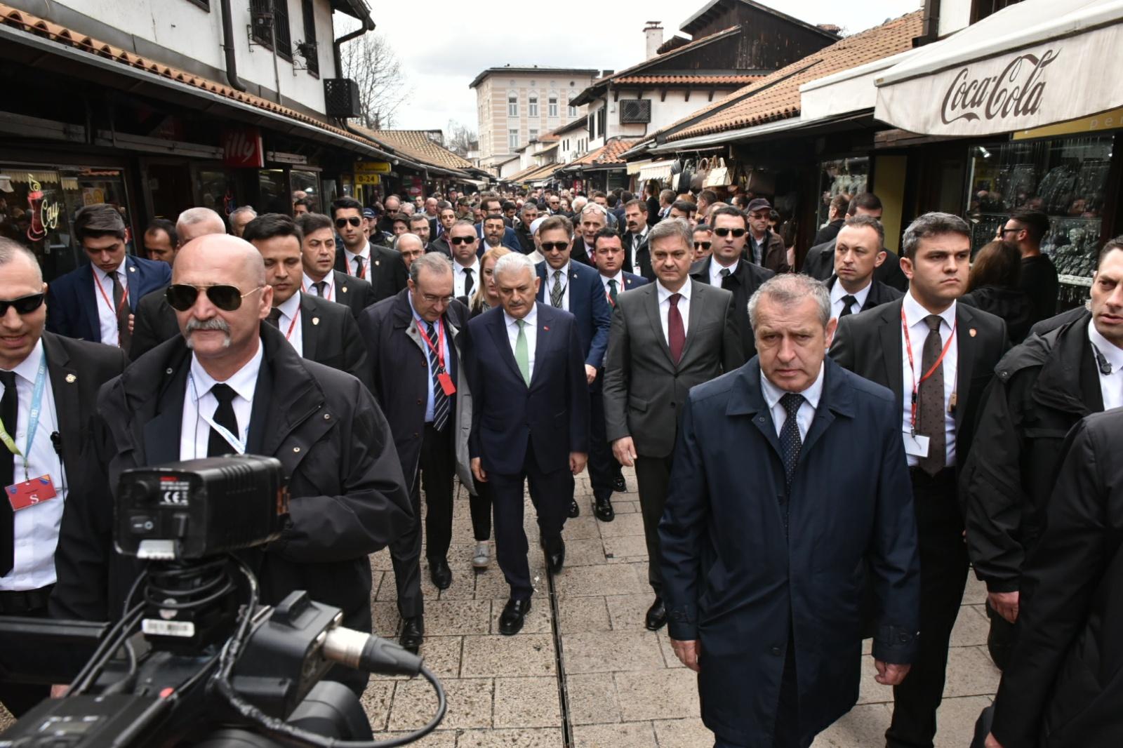 Turski premijer prošetao Sarajevom