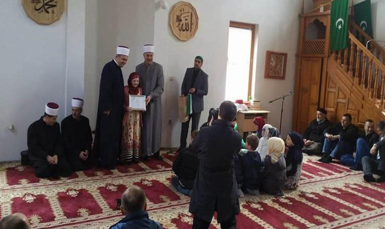 Diplome i darovi za četvero djece koja su u Žepi naučila arapsko pismo