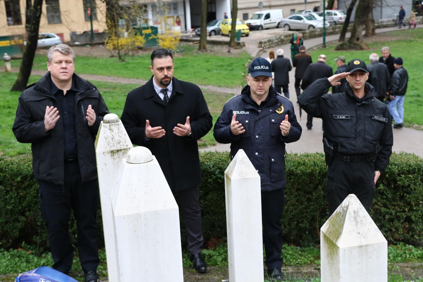 Povodom Dana Sarajeva: Delegacije položile cvijeće na Kovačima, kod Spomenika ubijenoj djeci Sarajeva i na mezarju ubijenih policajaca