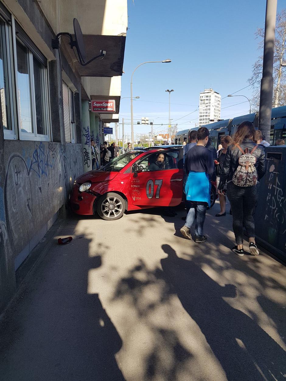 Hana Hadžiavdagić slupala auto: Udarila u tramvaj, stisnula gas umjesto kočnice i zabila se u zgradu