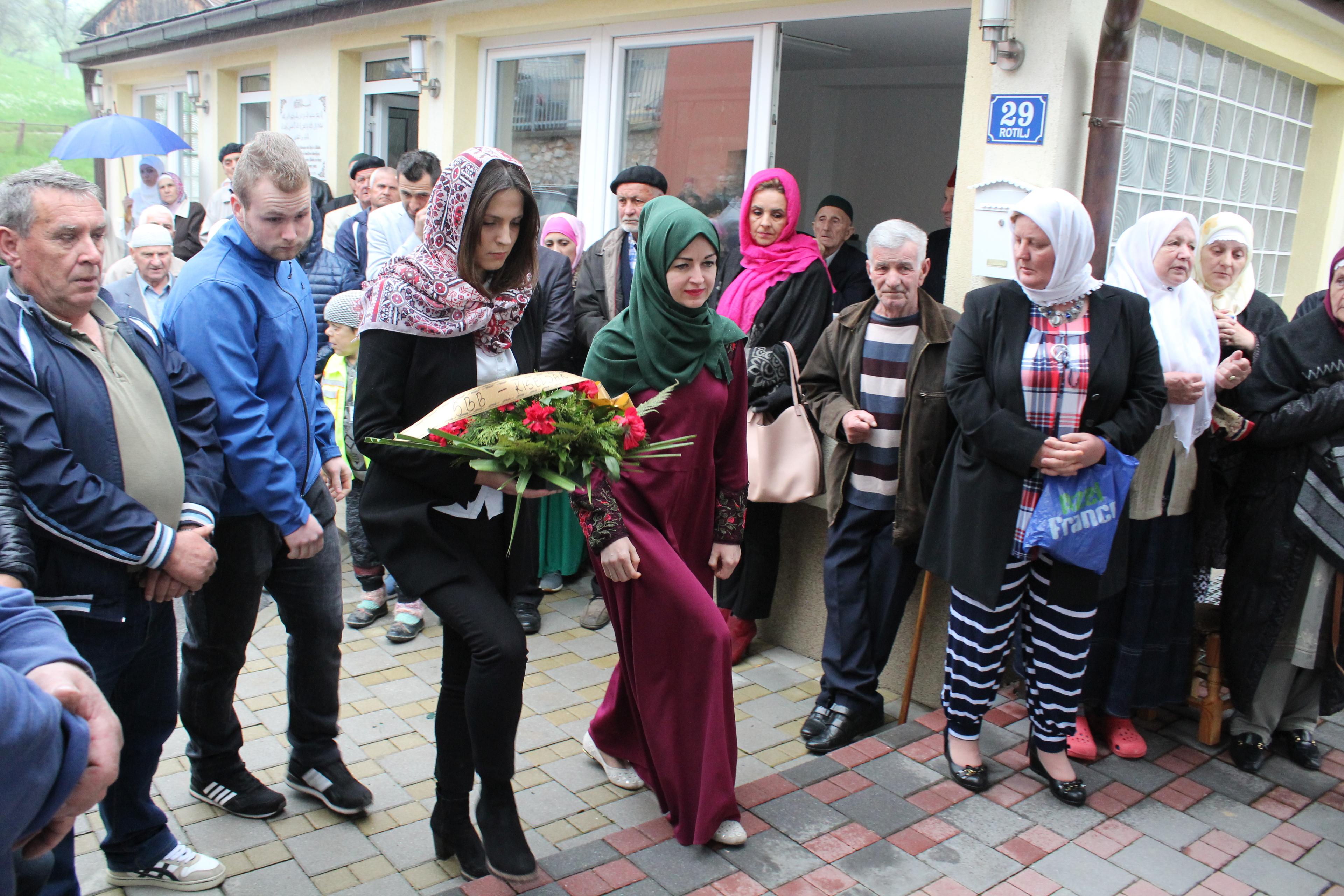 Brojne delegacije položile cvijeće na spomen-obilježje u Rotilju - Avaz