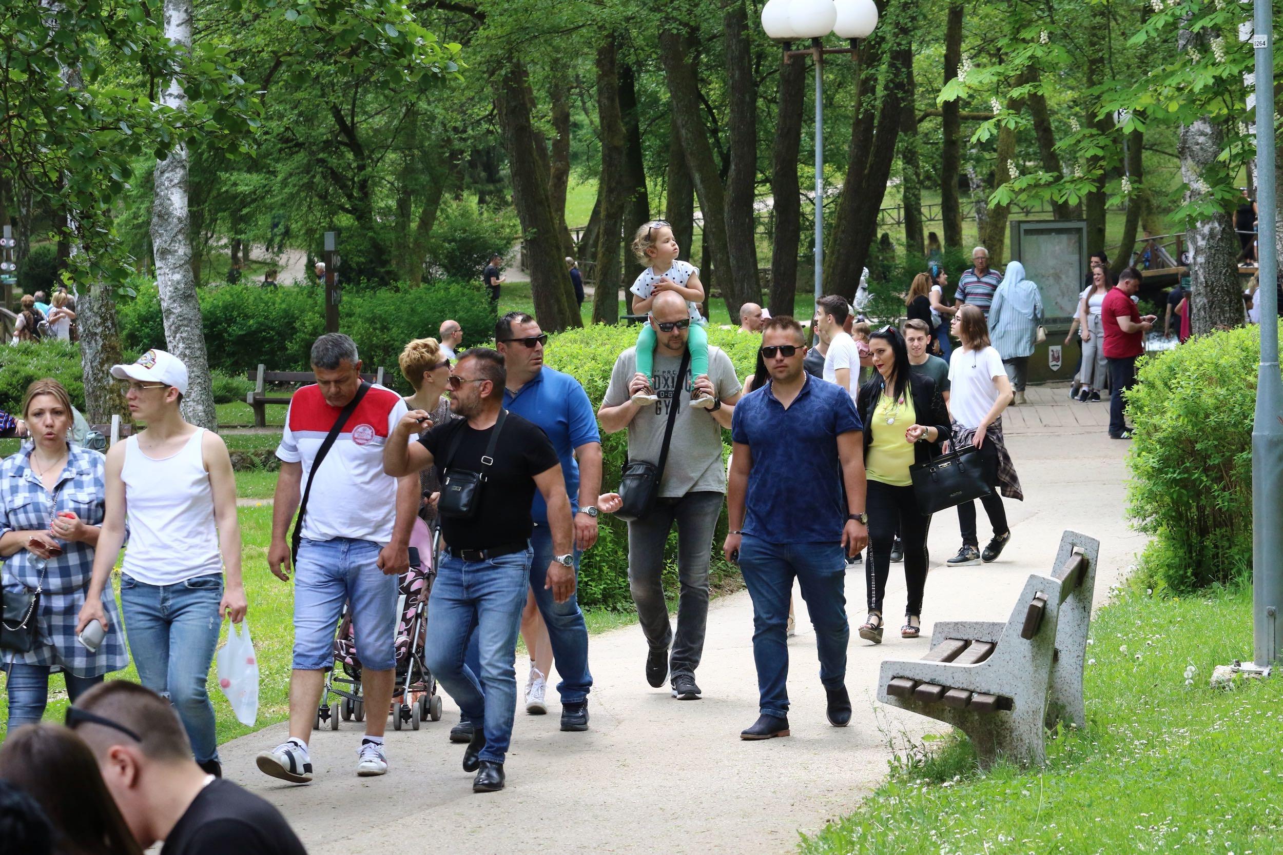 Sarajlije i turisti uživaju na Vrelu Bosne, Makedonci podgrijali atmosferu