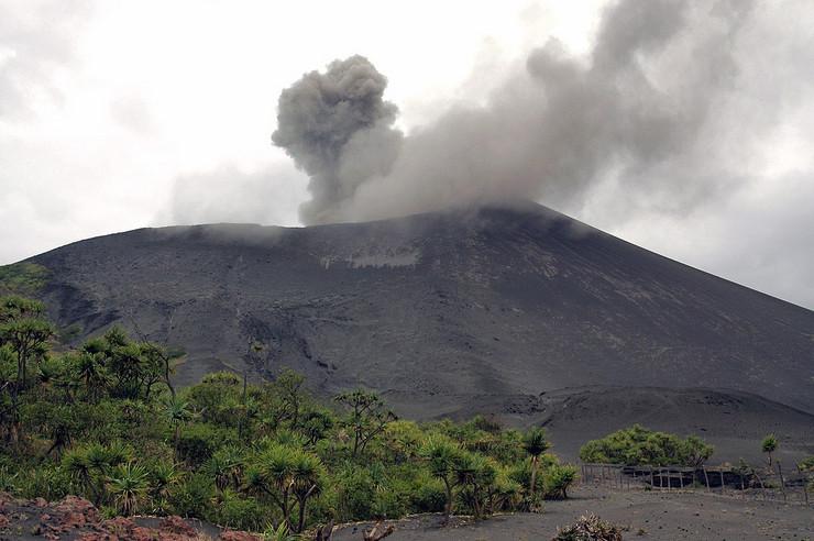 Pokrenuta evakuacija: 10.000 ljudi bježi pred vulkanom koji uništava sve pred sobom