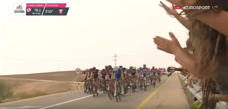 Nevjerovatne scene na biciklističkoj utrci: Djevojke dignule majice i pokazivale gole grudi takmičarima