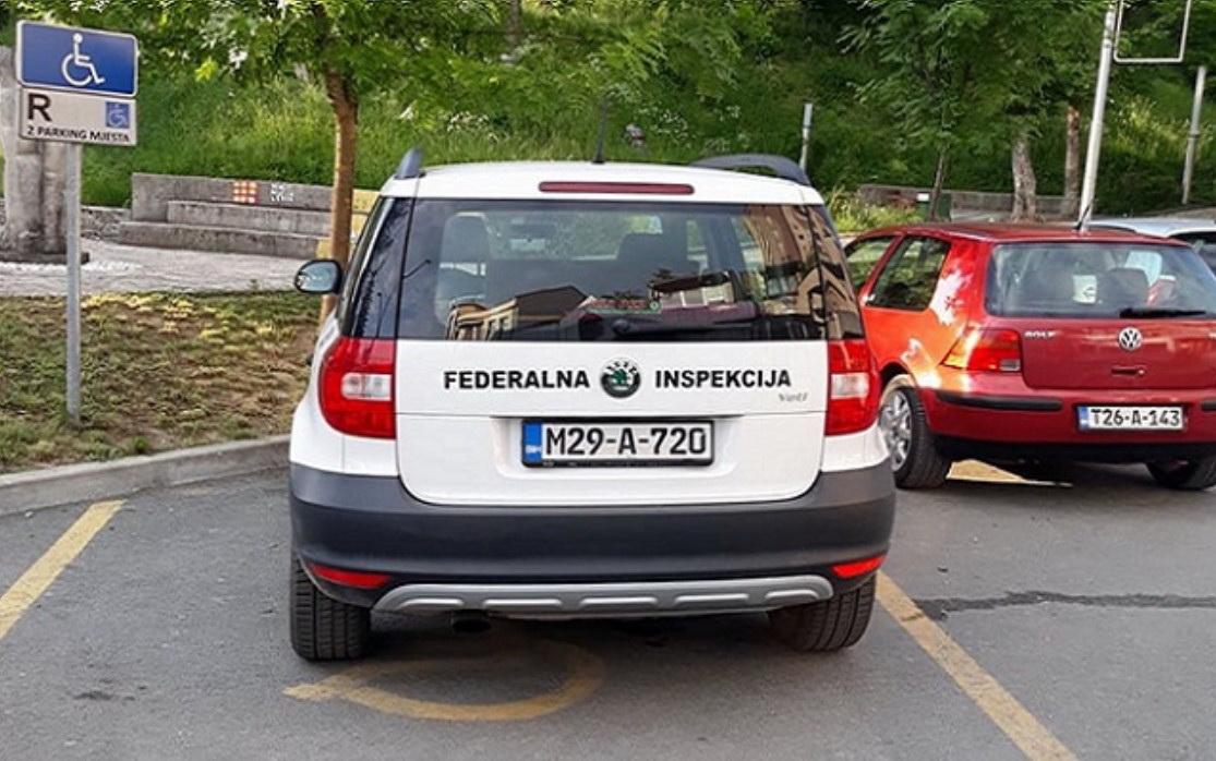 Federalna inspekcija u Cazinu zauzela parking za invalide
