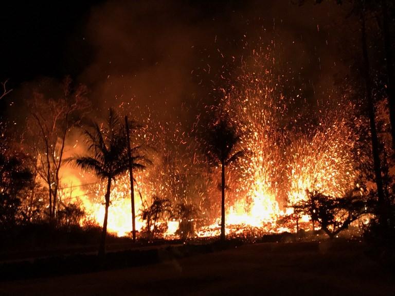 Dramatični snimci erupcije vulkana: Lava se probija kroz pukotine na tlu i uništava sve