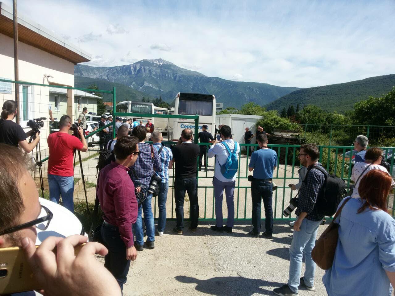 Migranti iz Sarajeva stigli u Salakovac, novinarima zabranjen ulazak u Izbjeglički centar