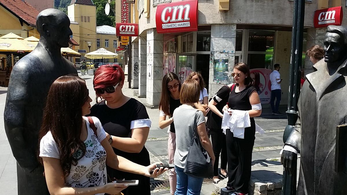 Tuzlaci bijelim trakama poslali poruku borbe protiv segregacije i diskriminacije žrtava rata u BiH