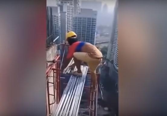 Snimak zgrozio javnost: Na 200 metara visine radi bez zaštite