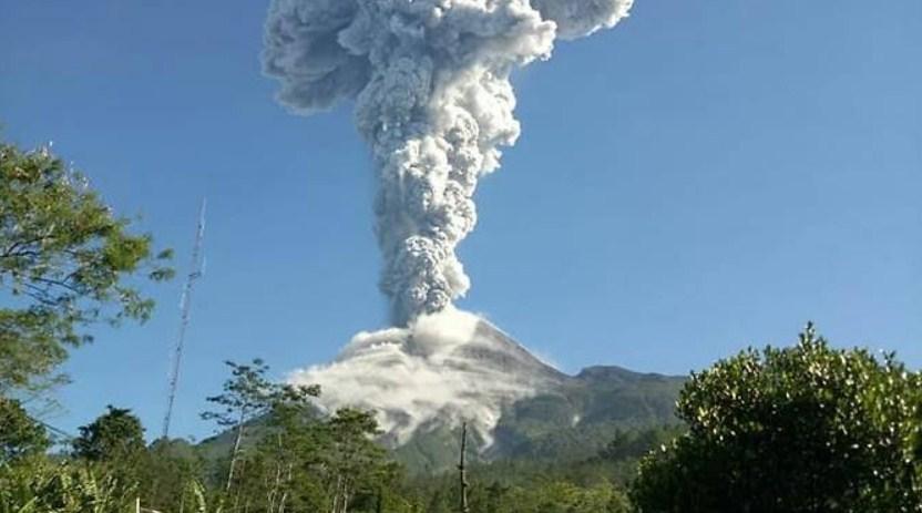 Erupcije vulkana na otoku Javi u Indoneziji, dim i pepeo se dižu kilometrima u zrak