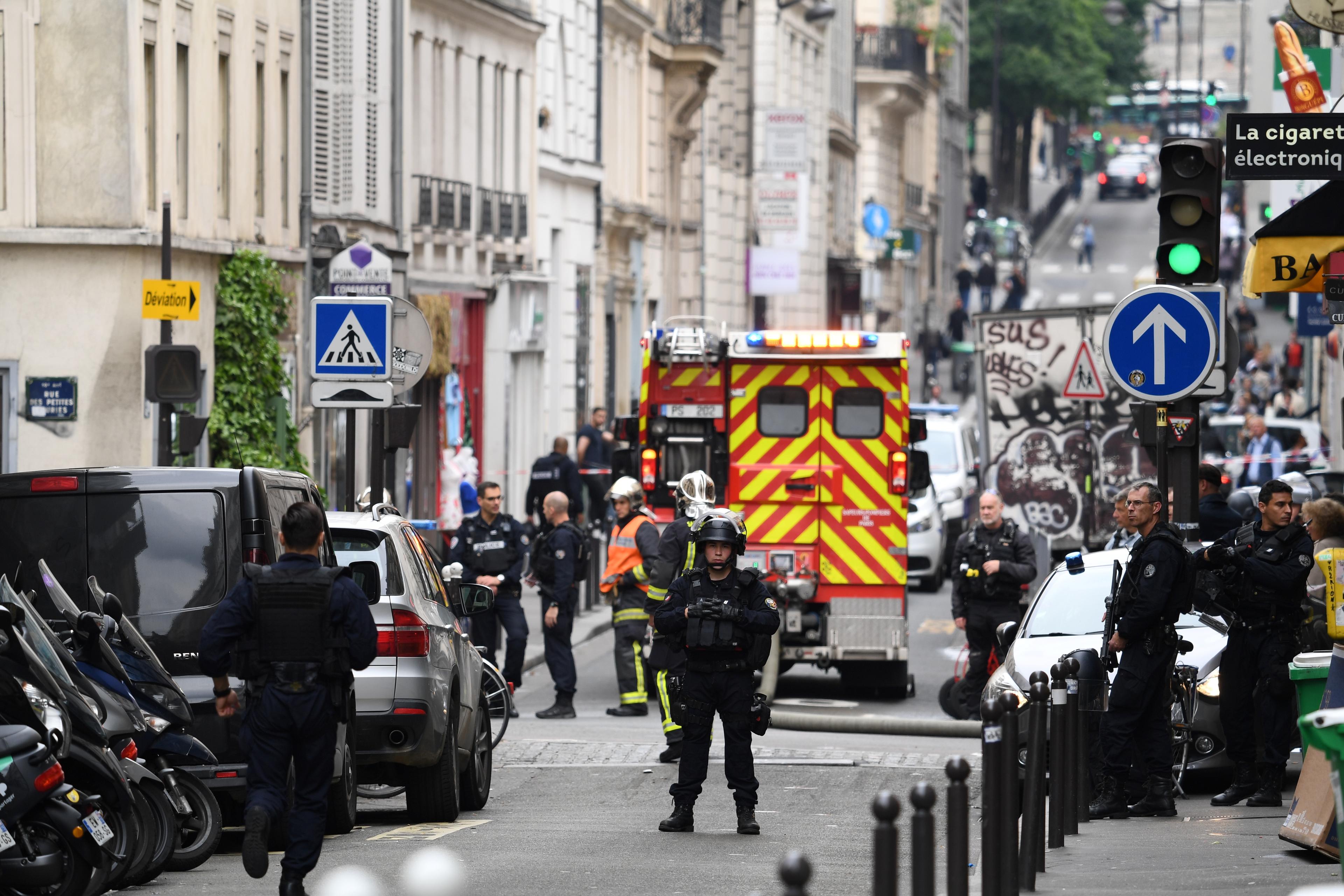 Talačka kriza u Parizu: Muškarac naoružan bombom i pištoljem drži troje talaca, među njima i trudnicu