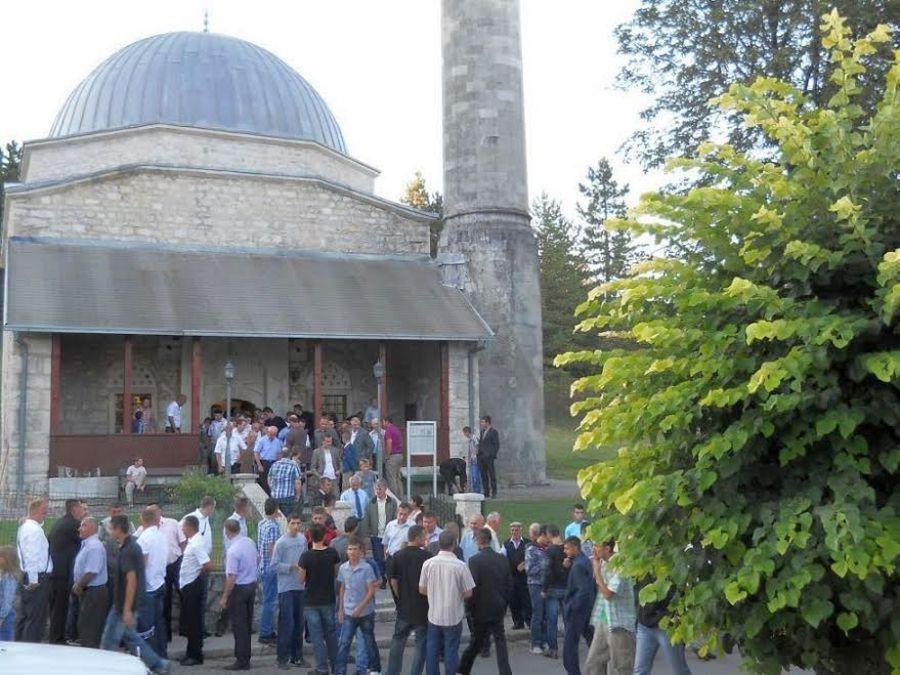 Bajram svečano dočekan i u livanjskoj regiji: Vjernici nakon namaza svojim umrlima proučili Fatihu
