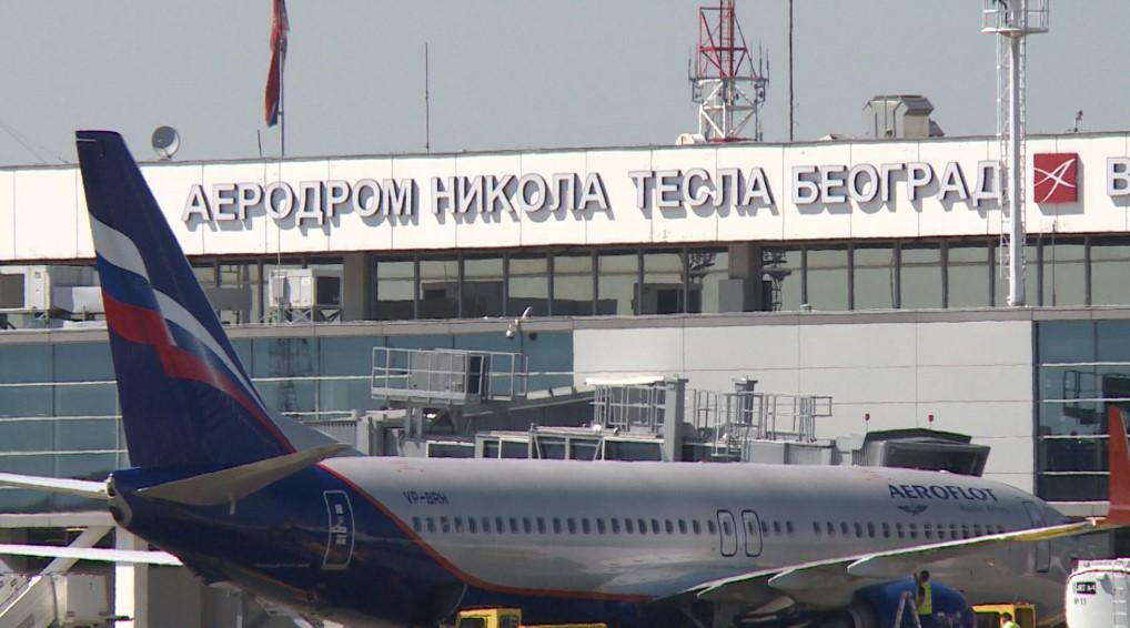 Avion zbog agresivnih putnika prinudno sletio na beogradski aerodrom