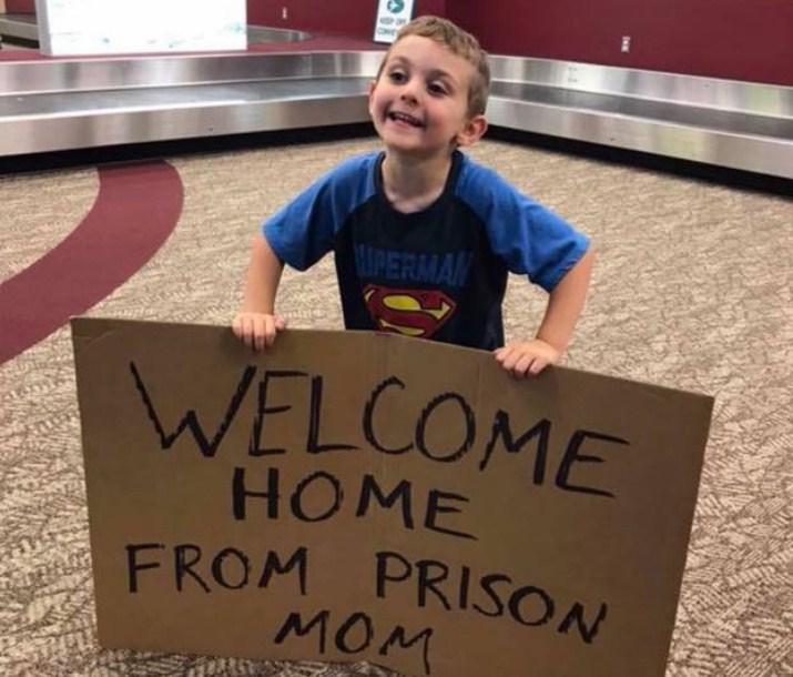 Nije mogla povjerovati kakav je natpis njen sin držao kada ju je dočekao na aerodromu