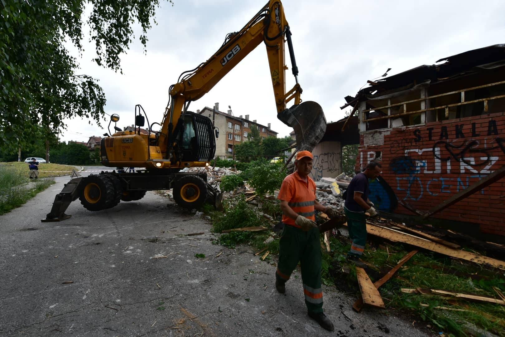 U Švrakinom Selu ruše staru pijacu, vlasnici poslovnih objekata ogorčeni zbog rješenja Općine Novi Grad