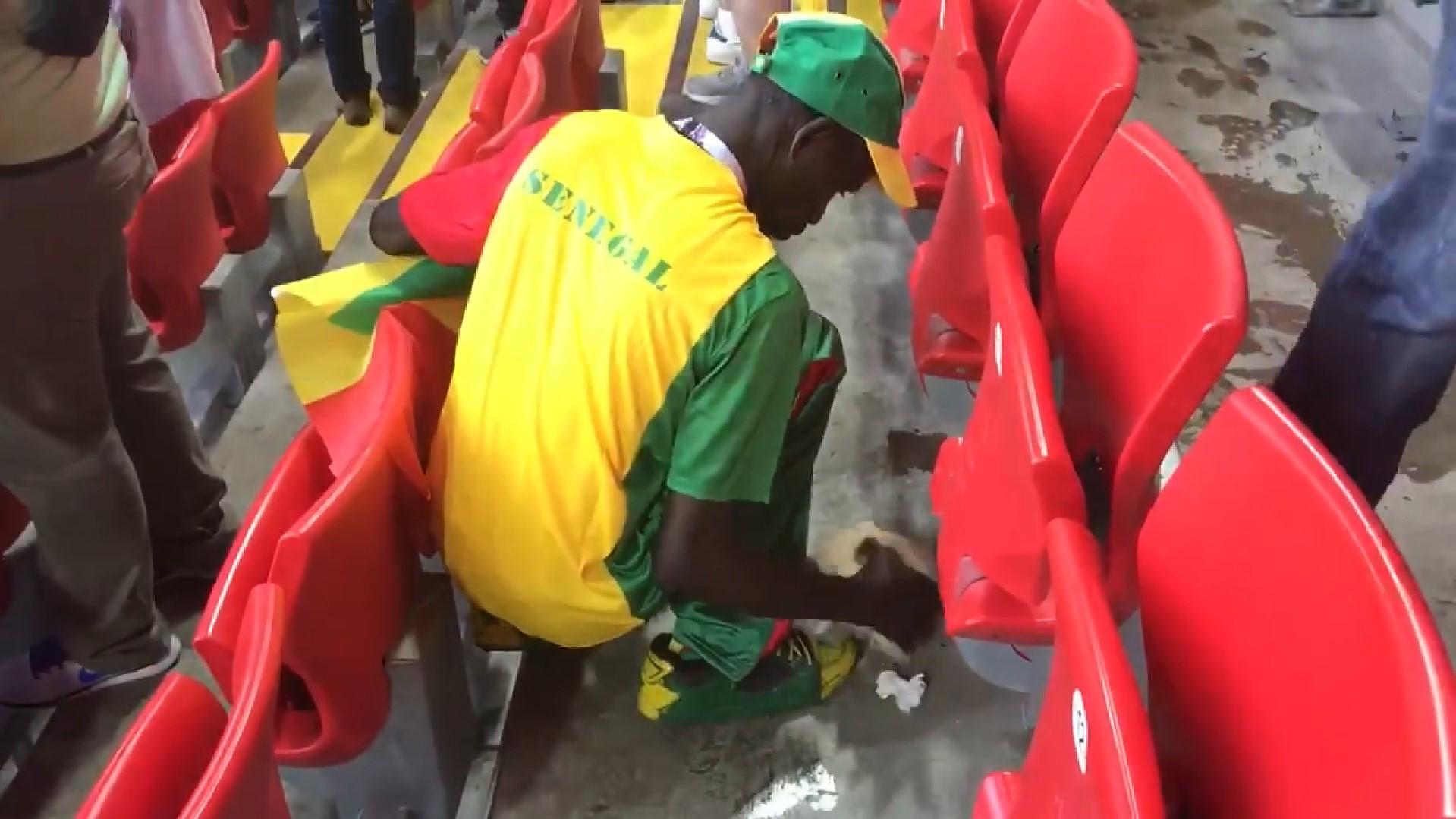 Carski potez: Navijači Senegala odgodili slavlje da bi očistili tribinu na stadionu