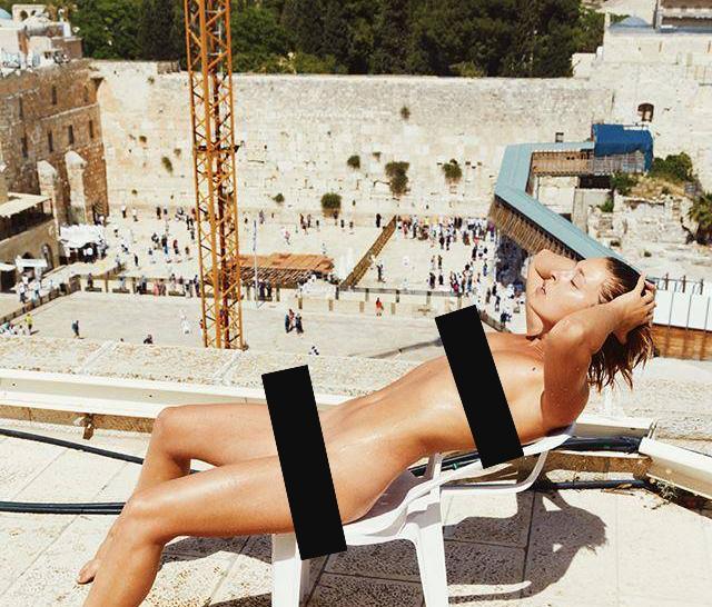 Manekenka Marisa Papen izazvala skandal slikajući se gola ispred Zida plača