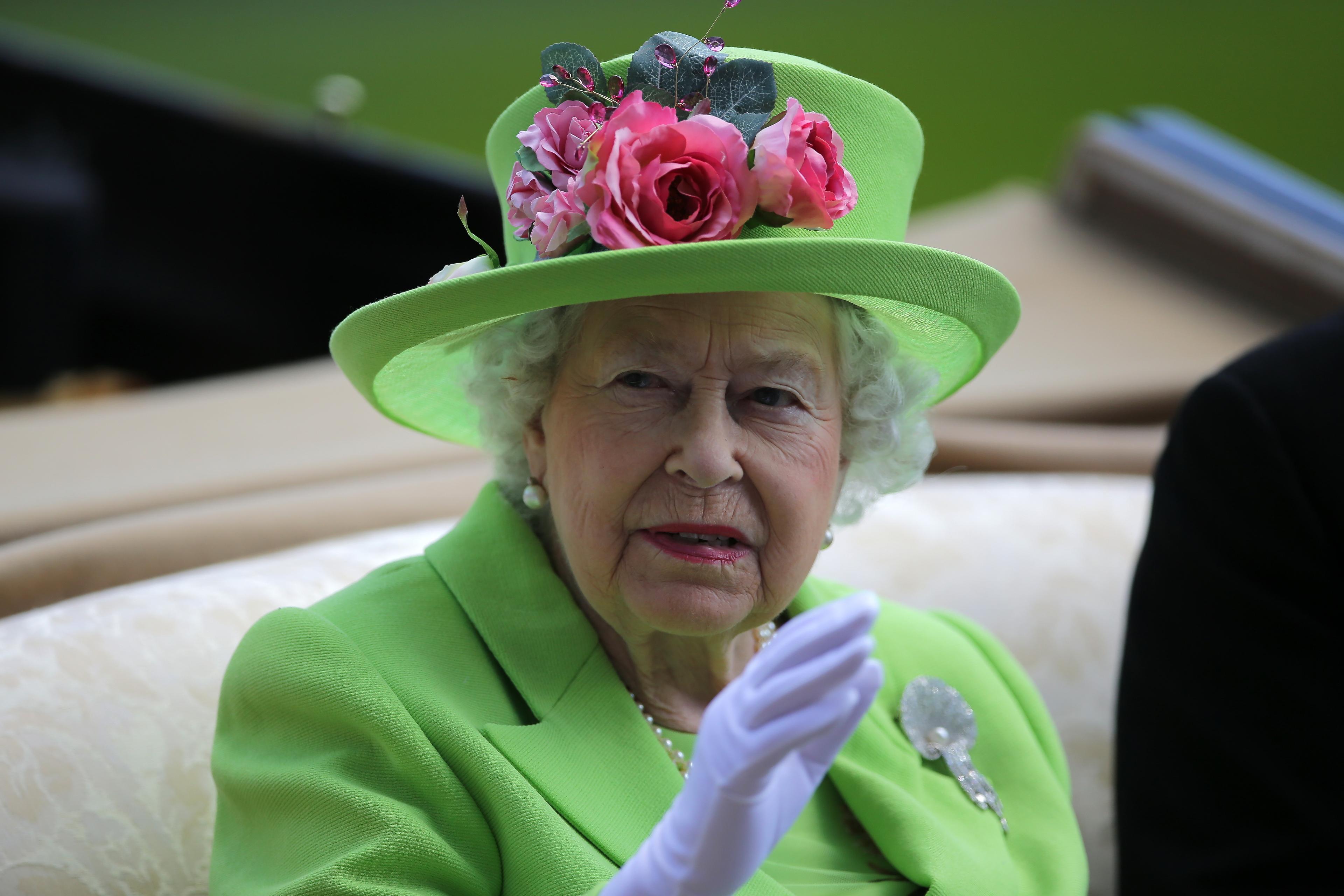 Kraljica samo nedjeljom u torbici obavezno nosi dvije novčanice i za to ima dobar razlog
