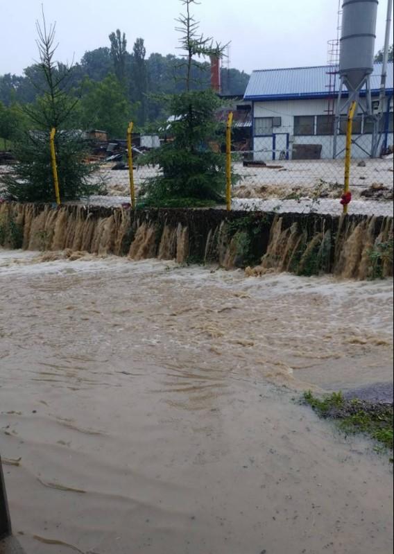 Olujno nevrijeme u Srebreniku: Površinske vode poplavile stambene i privredne objekte