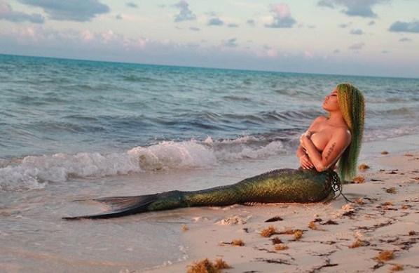 Niki Minaž kao prava sirena: Reperka raspametila provokativnim kadrovima na plaži