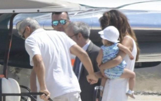 Nakon nesreće na skuteru, Džordž Kluni šepajući napustio Sardiniju
