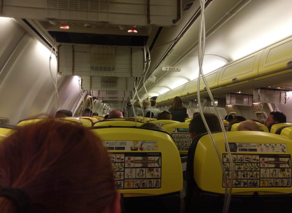 Avion ''Ryanaira'' morao prisilno sletjeti jer je putnicima bilo loše, skoro 30 ih završilo u bolnici