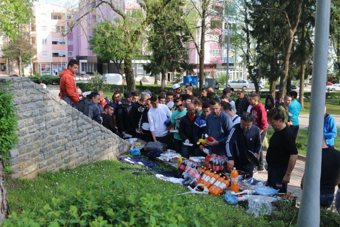 Migranti koji su boravili u bihaćkim parkovima prebačeni u Azilantski centar Delijaš u Trnovu