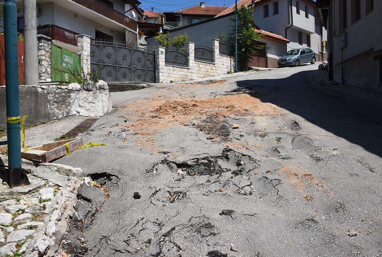 Alarmantno stanje na Vratniku: Pukle cijevi, asfalt propada!