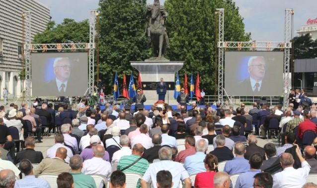 Adem Demaći u prisustvu više hiljada građana sahranjen u Prištini