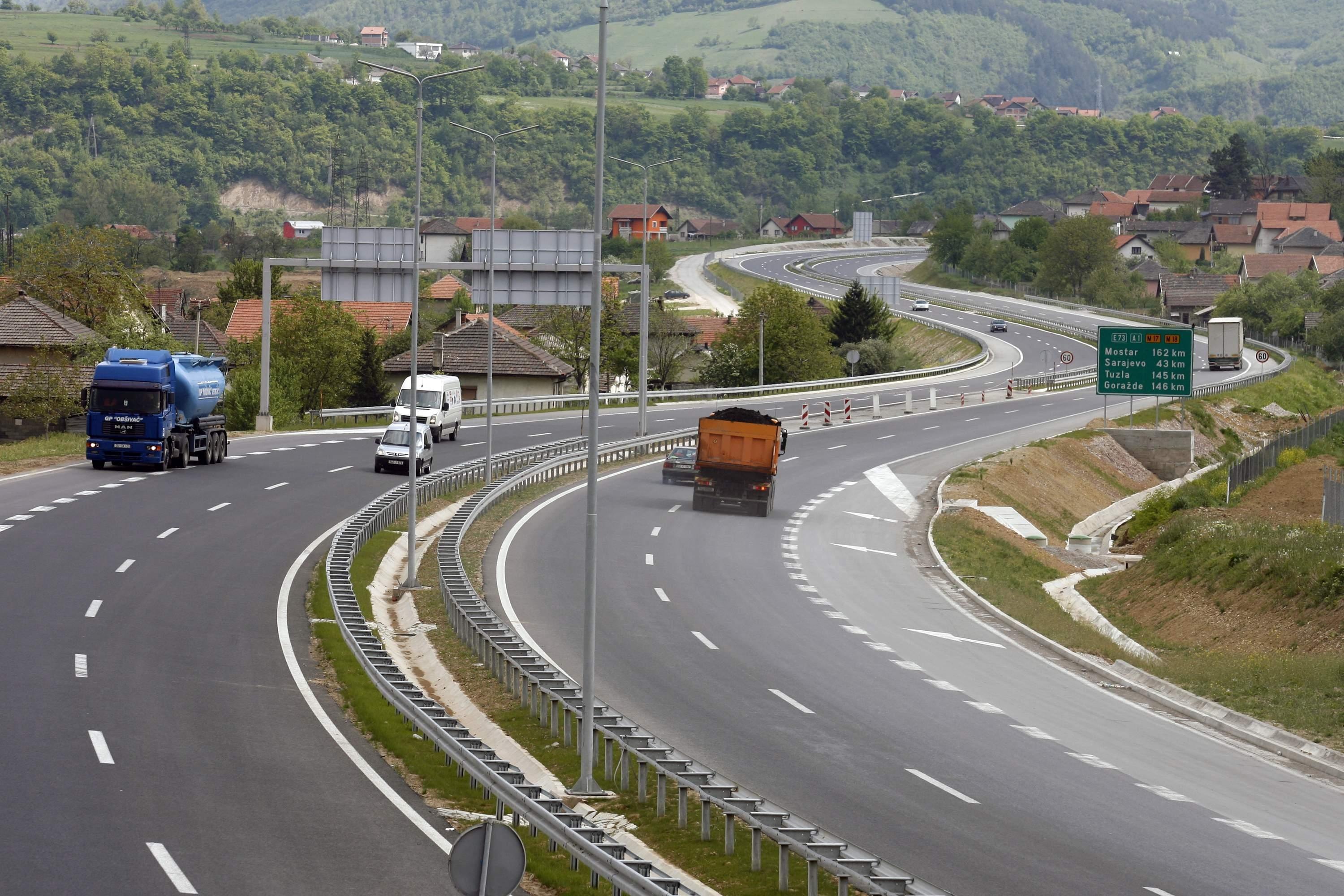 Obustavljen saobraćaj na autoputu A-1 na naplatnom mjestu Lašva, prema Kaknju