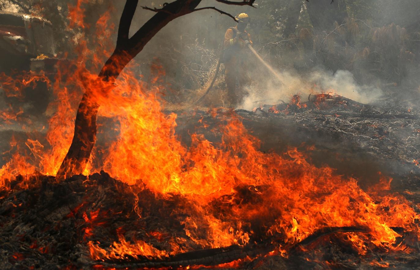 Najmanje šestero mrtvih u ogromnom požaru u Kaliforniji