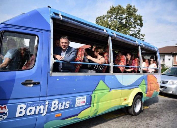 Panoramski minibus vozi prema Šehitlucima