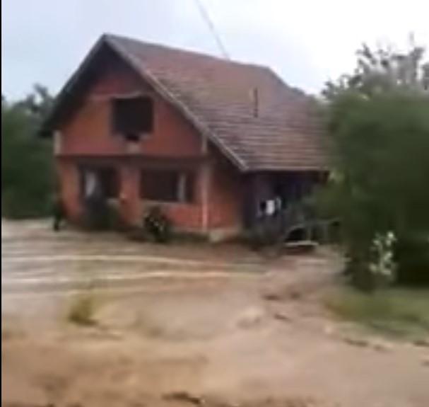 Bujica preplavila cestu i dvorišta u Hrvatskoj na području Okučana
