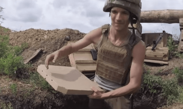 Ukrajinski veterani dostavljaju pizzu vojnicima direktno na bojište