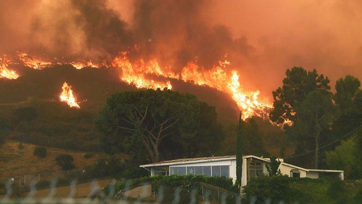 Vatrogasci u Kaliforniji pokušavaju zadržati vatru dalje od kuća