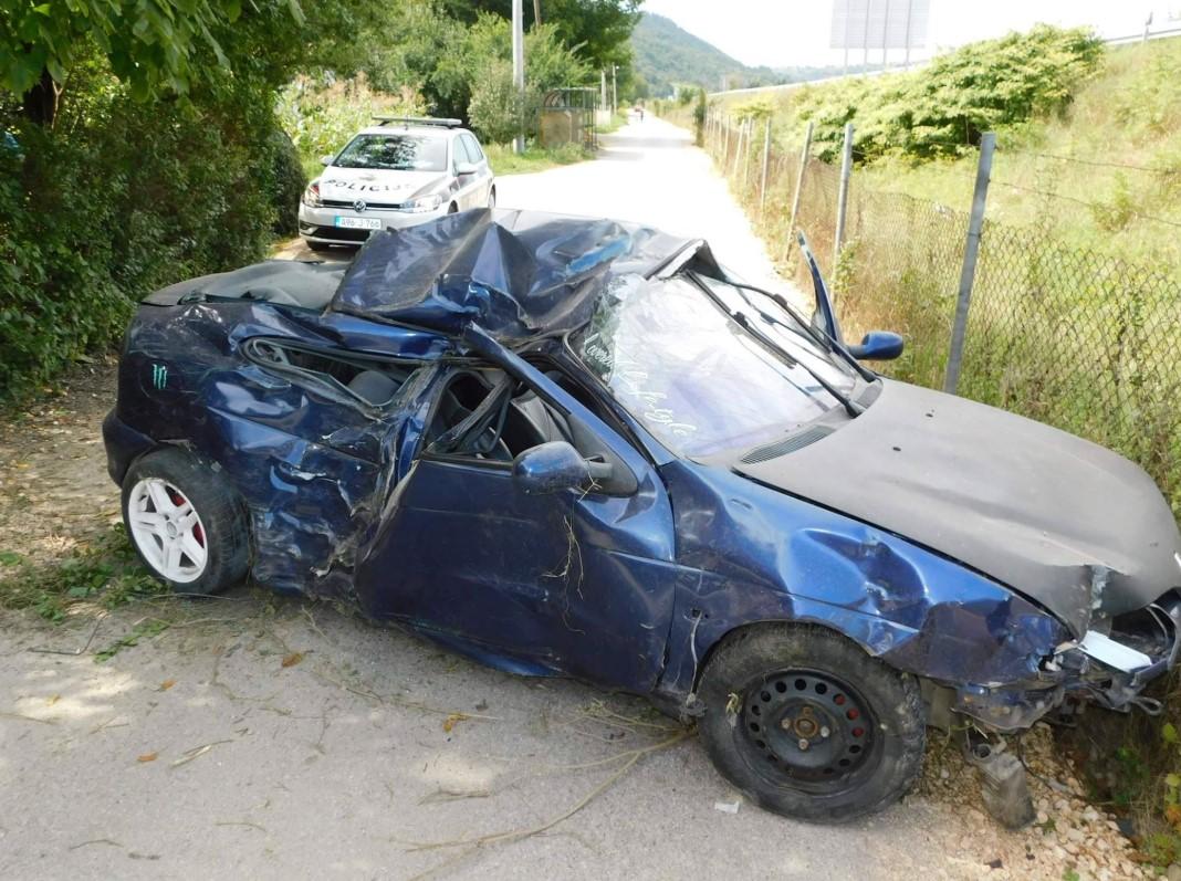 Nesreća u vogošćanskom naselju Svrake: Renaultom se zabio u ogradu pa u stablo