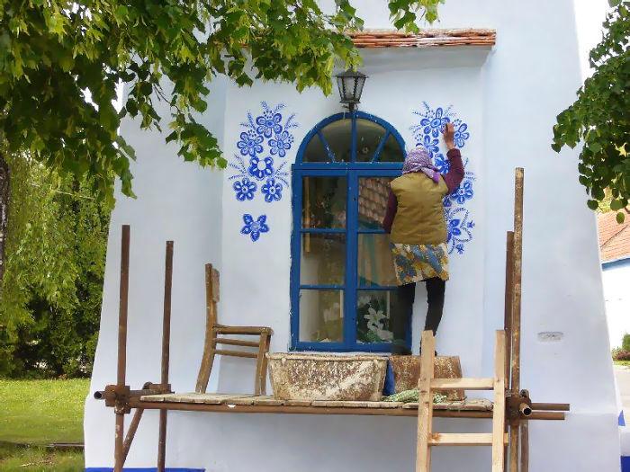 Čehinja u desetoj deceniji oslikava fasade kuće