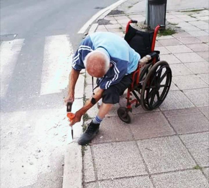 Invalid čekićem lupao ivičnjak da u kolicima može sići na ulicu