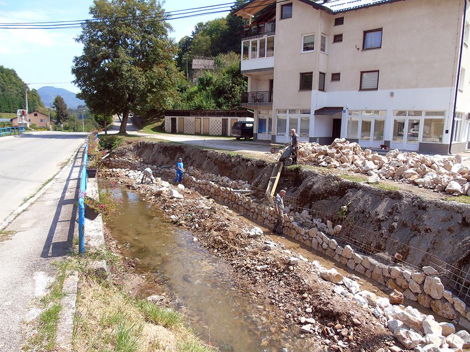 Počela izgradnja potpornog zida uz rijeku Kreševčicu