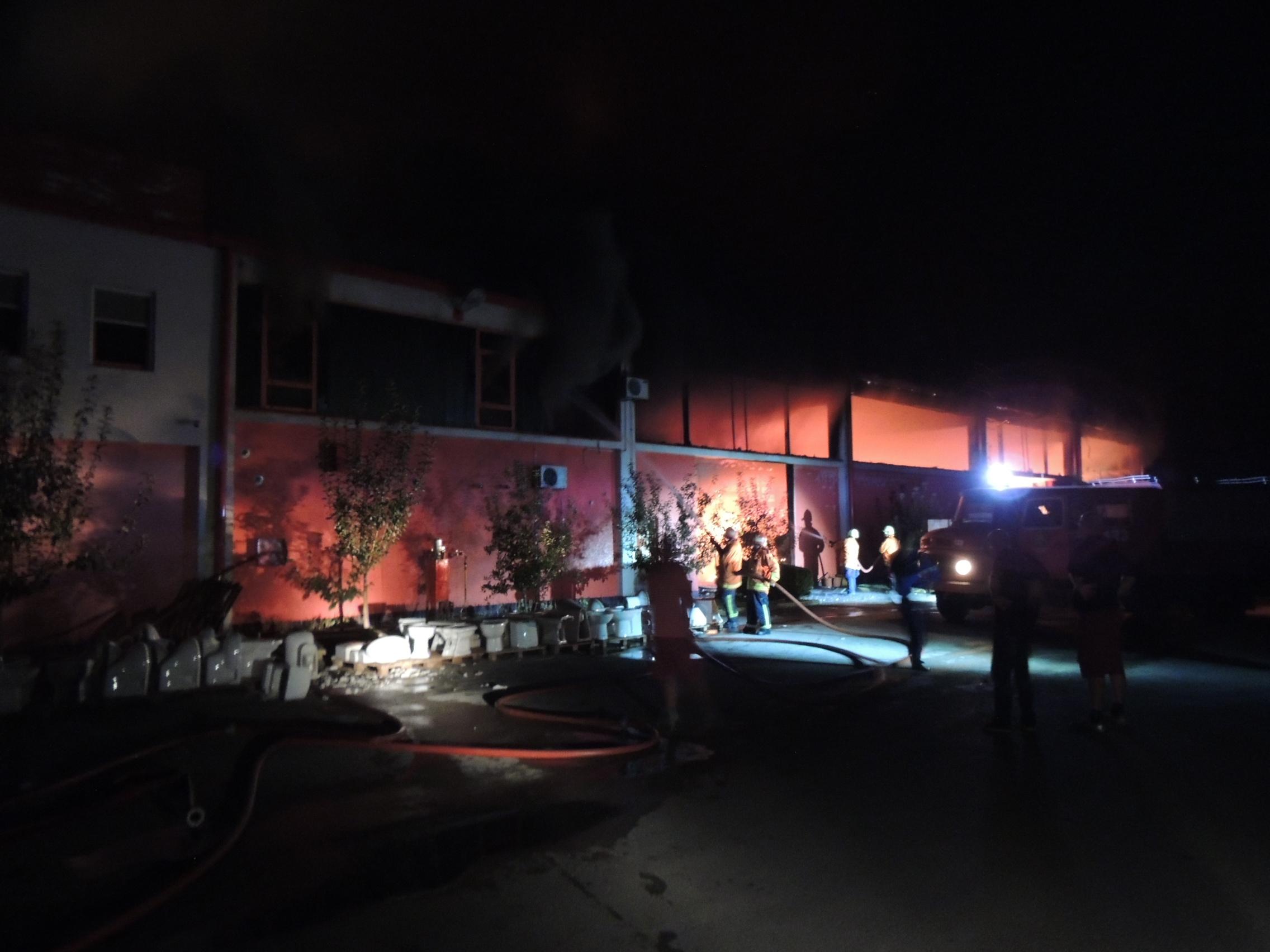 Vatrogasci stavili pod kontrolu veliki požar u objektu firme “Murex”, policija traga za radnikom